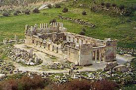 Alt Text: "View of the historic site of Iraq Al-Amir, showcasing ancient caves, royal tombs, and the impressive Qasr Al-Abd (Palace of the Slave), set against a stunning natural landscape."